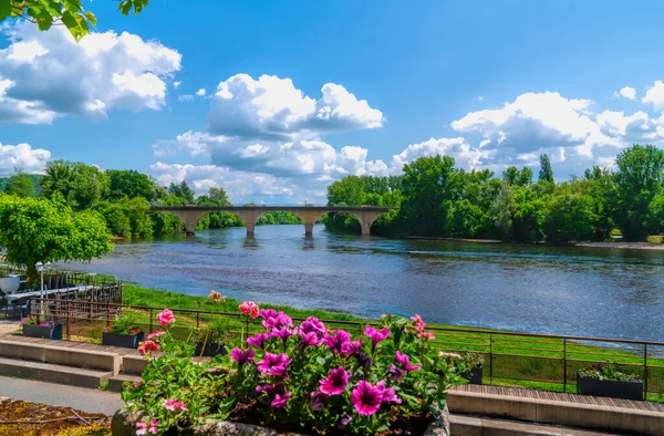 Limeuil Fransa manzaralı nehir ve renkli çiçekler Dordogne Bölgesi
