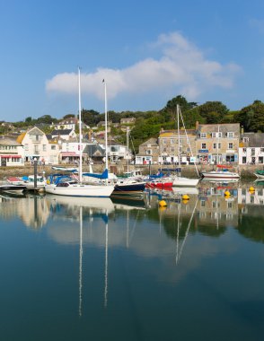 Padstow limanın Kuzey Cornwall İngiltere İngiltere güzel yaz güneş ve sakin iyi hava sahil ziyaretçiler çekti