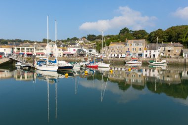 Padstow Cornwall İngiltere İngiltere güzel yaz güneş ve sakin iyi hava sahil ziyaretçiler çekti