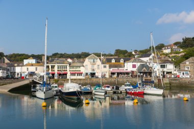 Kuzey Cornwall İngiltere İngiltere güzel yaz güneş ve güzel havalarda sakin tekneler Padstow liman sahil ziyaretçiler çekti