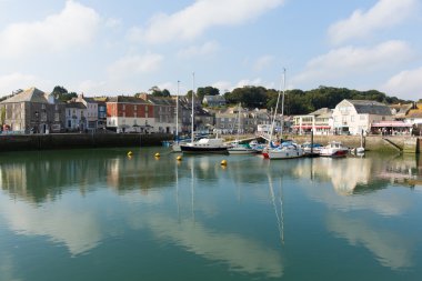 Padstow limanın Kuzey Cornwall İngiltere İngiltere güzel yaz güneş ve sakin iyi hava sahil ziyaretçiler çekti