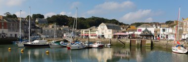 Padstow limanın Kuzey Cornwall İngiltere İngiltere güzel yaz güneş ve sakin iyi hava sahil panorama ziyaretçi çekti