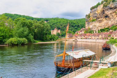 Yolcular için botlar hazır La Roque-Gageac, Dordogne, Fransa 21 Mayıs 2025, Dordogne Nehri