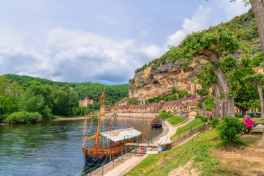 Yolcular için botlar hazır La Roque-Gageac, Dordogne, Fransa 21 Mayıs 2025, Dordogne Nehri