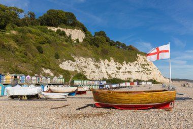 Tekneler ve İngilizce ile bira plaj Devon İngiltere İngiltere bayrak St George Jurassic Coast üzerinde çapraz bir dünya mirası