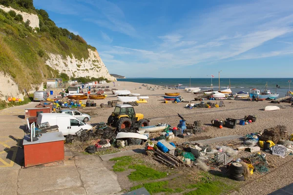 Piwo plaża Uk Anglii Devon z łodzi osób i sprzętu na wybrzeżu Jurajskim wędkarskiego listę Światowego Dziedzictwa UNESCO — Zdjęcie stockowe
