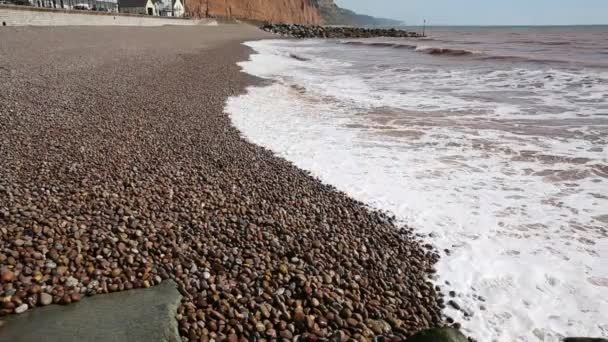 Playa con guijarros y olas — Vídeo de stock