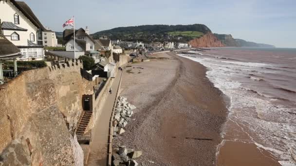 Vue surélevée sur la plage et le front de mer Sidmouth Devon Angleterre Royaume-Uni sur la côte jurassique, un site du patrimoine mondial — Video