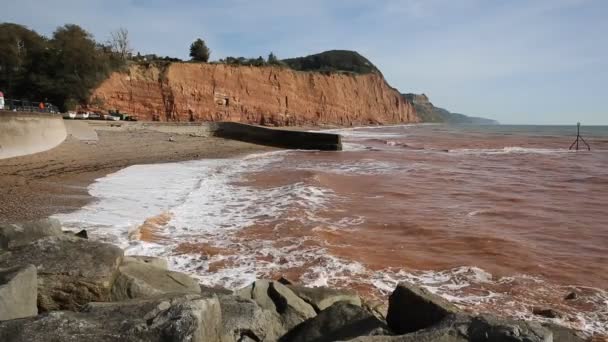 Sidmouth του Devon κύματα παραλία και βράχια και Jurassic Coast ανατολικά από την δημοφιλή τουριστική πόλη — Αρχείο Βίντεο