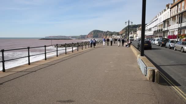 Ville touristique anglaise traditionnelle avec des gens marchant Sidmouth promenade front de mer Devon Angleterre Royaume-Uni — Video