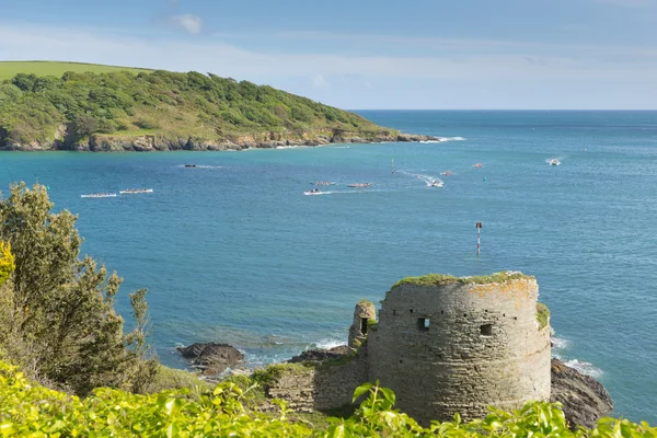 Pohled na pobřeží Salcombe Devon Anglie Uk s Charles Fort ruiny a pilotní koncert racing — Stock fotografie