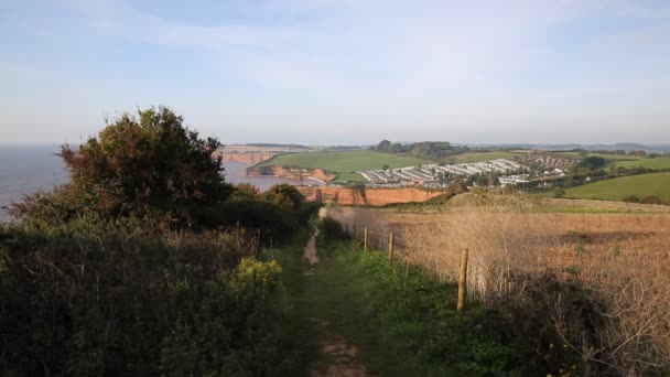 Coast path séta Ladram Bay Devon Anglia Egyesült Királyság jura partvidék — Stock videók