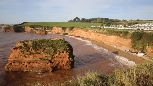 红砂岩岩石堆栈 Ladram 湾海滩英格兰英国德文郡 — 图库视频影像