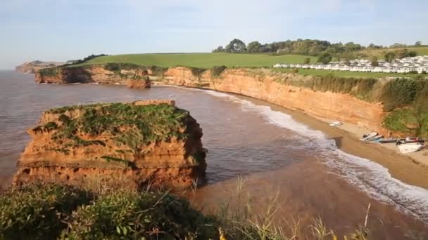 Ladram Bay beach Devon İngiltere İngiltere pan görünümü — Stok video