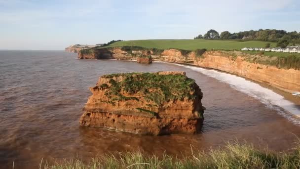 Anglické pobřeží červené pískovcové skalní komíny Ladram Bay Devon Anglie Uk — Stock video