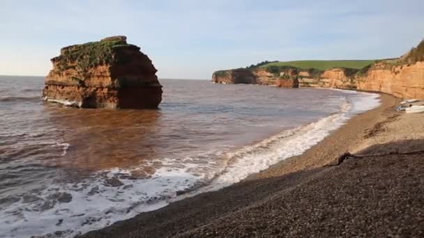 Ladram Bay пляж з галькою і галькові Девон Англії Великобританії і порушення пан хвилі — стокове відео