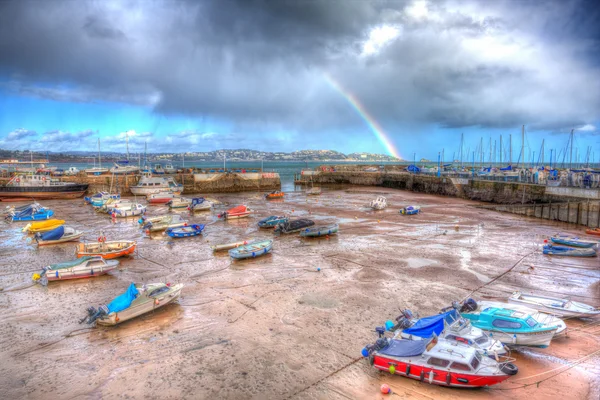 Paignton Devon Inglaterra Reino Unido puerto en HDR colorido con barcos en marea baja y vista a Torquay —  Fotos de Stock