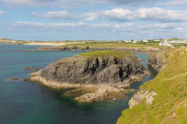 Gökyüzü gün güneşli yaz mavi Treyarnon Bay sahil Cornwall İngiltere'de İngiltere'de Cornish kuzeye Padstow arasındaki Newquay