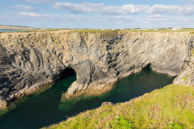 Güzel Cornwall sahil koyu turkuaz mavi deniz biber Cove Treyarnon ve Porthcothan arasında Güney Batı sahil yolundan