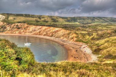 İnsanlar sahilde Worbarrow Bay Lulworth koyu renkli HDR Dorset sahil İngiltere İngiltere üzerinde doğusunda