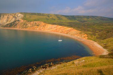 Hafif geç sonbahar hava Worbarrow Bay, Dorset, İngiltere'de, İngiltere'de sahilde için ziyaretçi çeken