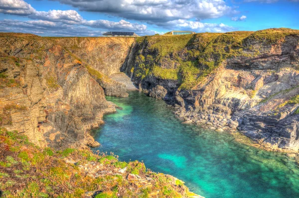 Bela costa da Cornualha com azul-turquesa mar Pepper Cove entre Treyarnon e Porthcothan no verão a partir do caminho da costa sudoeste em HDR colorido — Fotografia de Stock