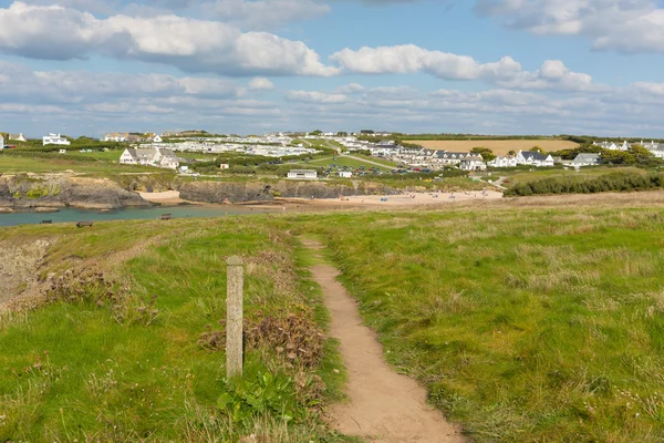Путь юго-западного побережья Treyarnon Bay Cornwall England UK Cornish north coast between Newquay and Padstow on a sunny summer blue sky day — стоковое фото