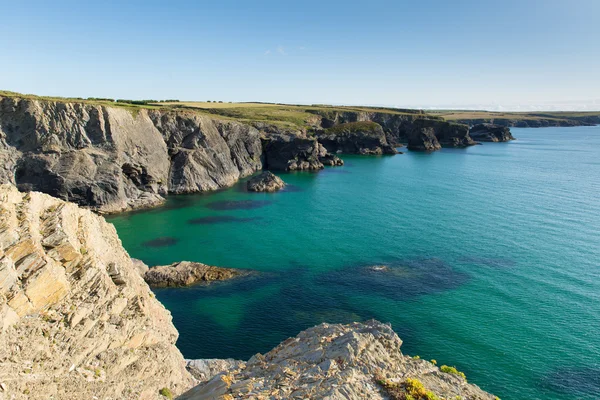 Belle côte anglaise entre Treyarnon et Porthcothan nord Cornouailles en été avec mer turquoise bleu clair — Photo