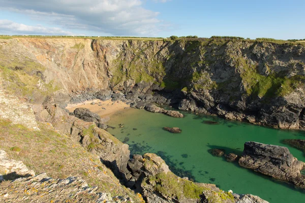 Grande crique côtière britannique avec mer turquoise bleue claire en été — Photo