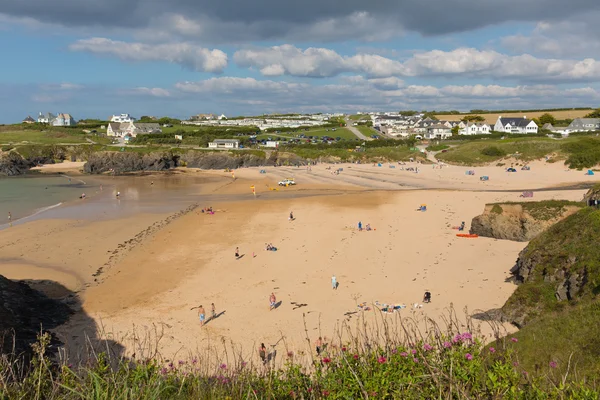 Personas en la playa de Treyarnon Bay Cornualles Inglaterra Reino Unido Cornualles norte entre Newquay y Padstow en un soleado día de cielo azul de verano —  Fotos de Stock