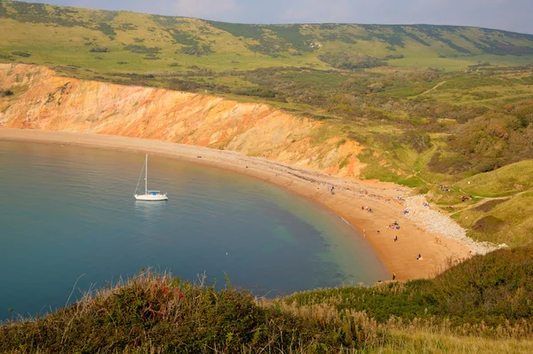 Worbarrow Bay a est di Lulworth Cove e vicino a Tyneham sulla costa del Dorset Inghilterra uk con uno yacht — Foto Stock