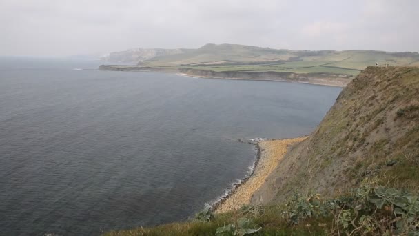 Ακτή του Dorset Kimmeridge Bay ανατολικά από το Ηνωμένο Βασίλειο Αγγλία επιστροφή Lulworth Cove misty πρωί — Αρχείο Βίντεο