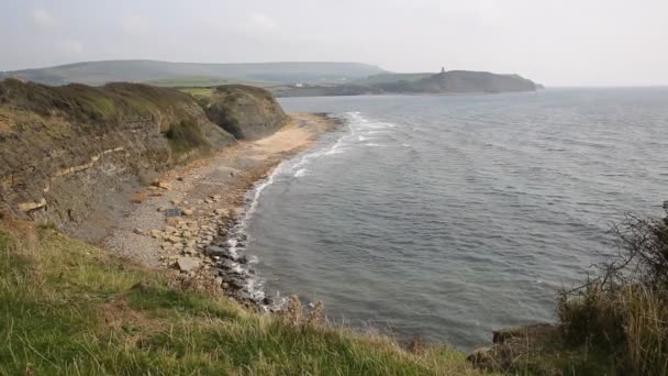 Kimmeridge Bay öster om Lulworth Cove på Dorset coast England Storbritannien mot Clavell tornet — Stockvideo