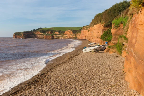 Ladram Bay beach Devon Inghilterra Regno Unito con roccia arenaria rossa situata tra Budleigh Salterton e Sidmouth e sulla costa giurassica — Foto Stock
