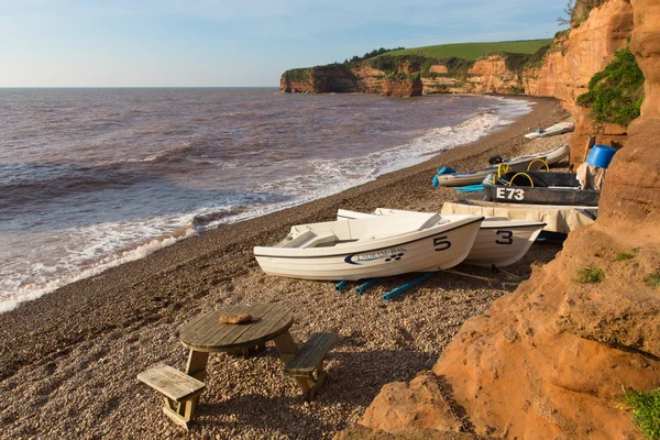 Ladram Bay plage Devon Angleterre Royaume-Uni avec rocher de grès rouge situé entre Budleigh Salterton et Sidmouth et sur la côte jurassique — Photo