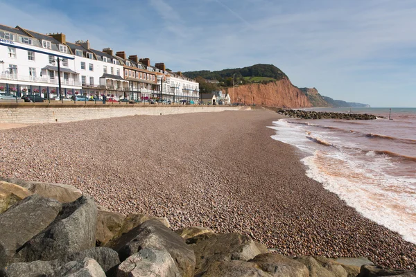 Sidmouth guijarros y guijarros playa y paseo marítimo Devon Inglaterra Reino Unido con vistas a lo largo de la costa jurásica — Foto de Stock