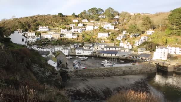 Vista elevata del porto inglese Polperro Cornovaglia Sud Ovest Inghilterra Regno Unito liscia video pan professionale — Video Stock