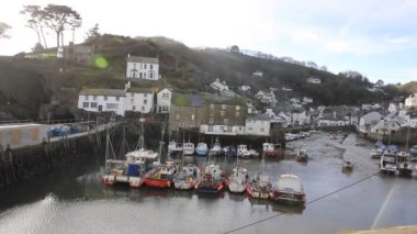 Polperro İngiliz balıkçı köyü ve liman Cornwall Güney Batı İngiltere'de İngiltere'de tekneler pürüzsüz profesyonel video pan ile