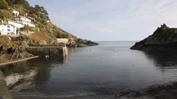 Porto e costa entrada para Polperro vila de pesca Cornwall Sudoeste da Inglaterra Reino Unido suave vídeo profissional pan — Vídeo de Stock