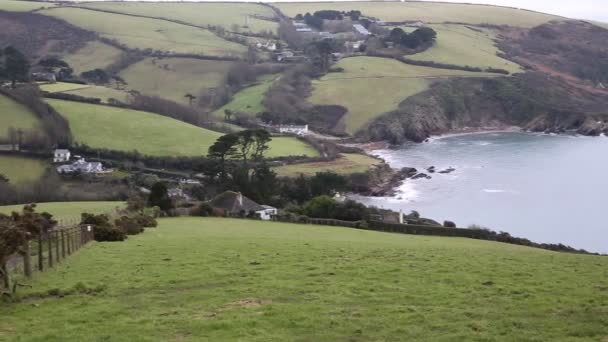 Talland Bay kusten Cornwall mellan Looe och Polperro England Storbritannien panorera kuststräcka — Stockvideo