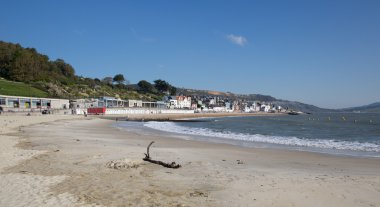 Lyme Regis kumsalda Dorset İngiltere'de İngiltere'de bir güzel sakin hala günde İngilizce Jurassic Coast