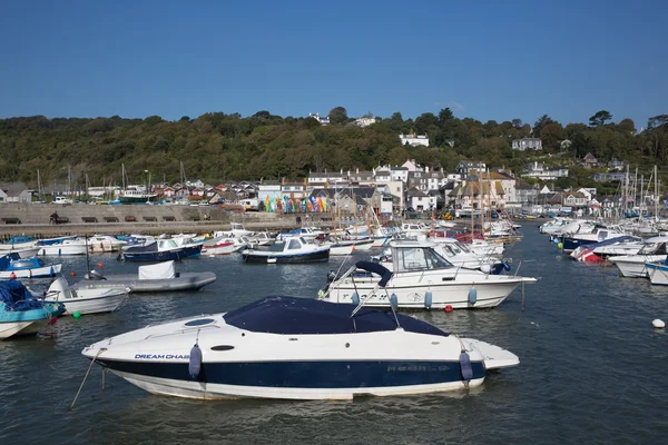 Barche nel porto su una bella calma ancora giorno Lyme Regis porto Dorset Inghilterra Regno Unito con sulla costa giurassica inglese — Foto Stock