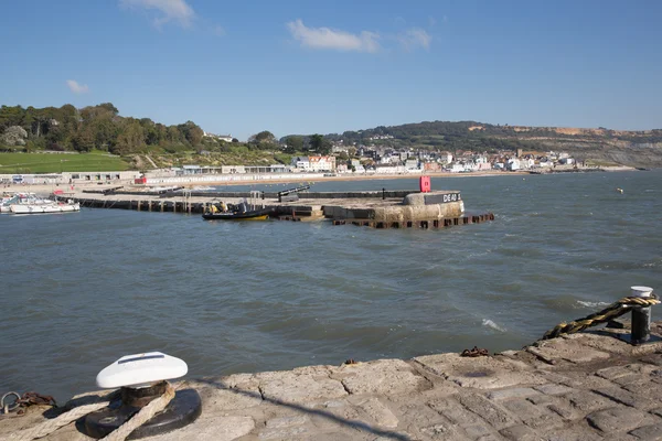 Vista desde el Cobb hermosa calma todavía día Lyme Regis puerto Dorset Inglaterra Reino Unido con en la Costa Jurásica Inglés — Foto de Stock