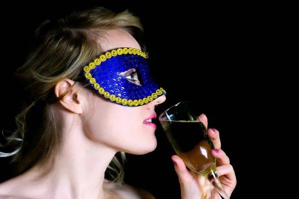 Mujer Carnaval Máscara Bebidas Champán Fiesta Año Nuevo — Foto de Stock