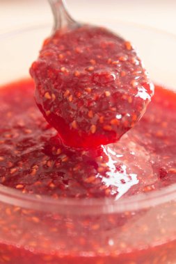 Cam bardakta ahududu reçeli. Yakın plan.