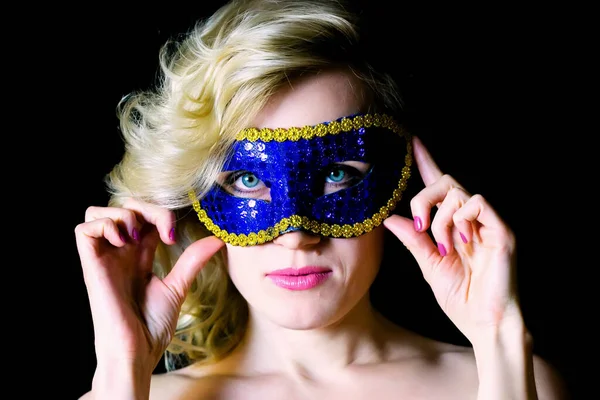 Retrato Una Mujer Una Máscara Carnaval Azul — Foto de Stock