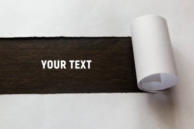 Beyaz kağıdın yırtık bir şeridi rulo haline getirilir. Metnin için, Boşluğu Kopyala