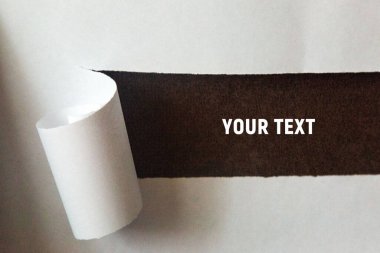 Yırtık beyaz bir kağıt şeridi rulo haline getirilir. Mesajın için yer aç. Boşluğu kopyala.