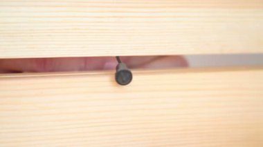 Gözetleme ve casusluk için gizli bir mikrofon yerleştirmek. Tahtalarla kaplı..