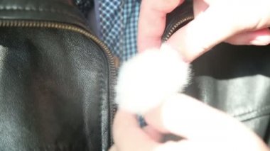 Deri ceketinde rüzgar koruması olan mikrofon yaka iğnesi..